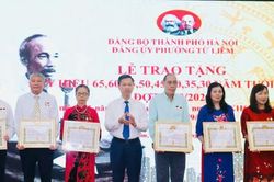 Phường Từ Liêm: Trao Huy hiệu Đảng tặng đảng viên lão thành