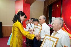 X&atilde; Ph&ugrave; Đổng trao Huy hiệu Đảng đợt 2-9