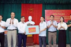 Xu&acirc;n Mai: Thăm, tặng qu&agrave; cơ sở c&aacute;ch mạng l&agrave;ng Tiến Ti&ecirc;n