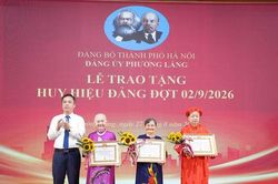 Phường Láng trao Huy hiệu Đảng tặng đảng viên tiêu biểu