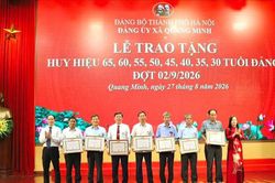 X&atilde; Quang Minh trao Huy hiệu Đảng tặng 93 đảng vi&ecirc;n