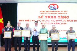 Phường Giảng V&otilde; trao Huy hiệu Đảng tặng 206 đảng vi&ecirc;n