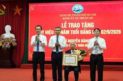 Đảng vi&ecirc;n 80 năm tuổi Đảng ở x&atilde; Thuận An vinh dự nhận Huy hiệu dịp 2-9