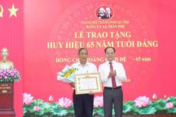 Xã Trần Phú trao tặng Huy hiệu Đảng dịp Quốc khánh 2-9