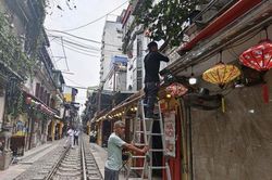 Phường Ho&agrave;n Kiếm xử l&yacute; vi phạm tại khu vực 'phố c&agrave; ph&ecirc; đường t&agrave;u'
