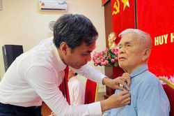 Đoài Phương: 84 đảng viên được trao tặng Huy hiệu Đảng đợt 2-9
