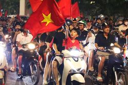 Hà Nội rực rỡ sắc đỏ, hàng vạn người hâm mộ xuống đường ăn mừng chiến tích của đội tuyển Việt Nam