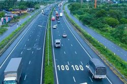 Quy định mới nhất về khoảng cách an toàn giữa các xe từ 27/8, lái xe cần lưu ý không bị phạt rất nặng