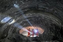 Láng giềng Việt Nam thả cỗ máy khổng lồ xuống nước, khoan xuyên nhiều lớp đất đá, lộ diện 'kỳ quan' chưa từng có dưới con sông dài thứ 3 thế giới