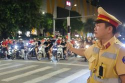 Công an Hà Nội trắng đêm đảm bảo an ninh, an toàn trong 'biển người' ăn mừng chiến thắng lịch sử