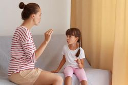 Cha mẹ những đứa trẻ ưu tú không quát mắng khi con mắc lỗi, họ thường làm 1 việc