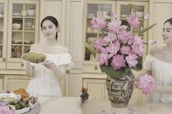 'Nàng dâu hào môn' Hương Liên khiến dân mạng xuýt xoa với mâm cỗ cúng Rằm tháng 7