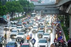 Miền Bắc mưa dông rải rác, Trung Bộ duy trì nắng nóng gay gắt