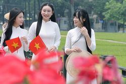 Giới trẻ diện áo dài, nô nức chụp ảnh trước thềm Quốc khánh 2/9
