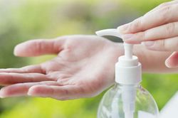 Lý do Bộ Y tế thu hồi 2 lô dung dịch vệ sinh phụ nữ Rolux AF?