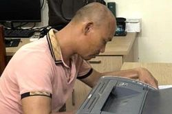 Phẫn nộ gã đàn ông đi xe máy dâm ô 2 bé gái