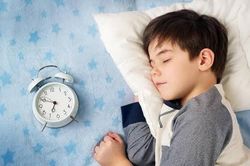Ngủ trước 23h có giúp trẻ tăng chiều cao?