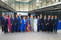 Tiến sĩ Nguyễn Thị Phương Thảo bấm nút khai phiên Sàn giao dịch Chứng khoán Luân Đôn (LSE) cùng Thị trưởng Khu tài chính Luân Đôn – Dame Sue Langley và Tổng giám đốc LSE – Dame Julia Hoggett