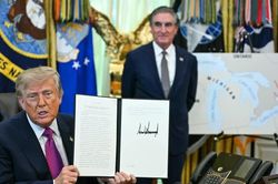 Phản ứng của Canada sau khi Tổng thống Trump đổi tên hồ Ontario 400 năm thành… 'hồ Mỹ'