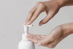 Thu hồi to&agrave;n quốc 2 l&ocirc; dung dịch vệ sinh phụ nữ Rolux AF giả