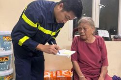 Giữa ngày mưa bão, người lính cứu hỏa giúp cụ bà 96 tuổi trở về nhà