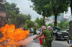 Phường L&aacute;ng diễn tập xử l&yacute; t&igrave;nh huống ch&aacute;y, cứu 3 người mắc kẹt