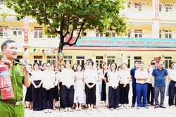 Trước giờ đ&oacute;n học sinh, thầy c&ocirc; v&agrave;o 'nh&agrave; kh&oacute;i' học c&aacute;ch cứu người
