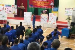 Những trang b&aacute;o tường gieo niềm tin ng&agrave;y trở về