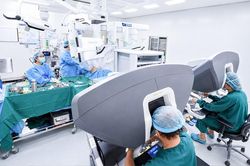 Giảm gánh nặng cho y tế công lập