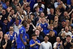 Welbeck ghi bàn ngày ra mắt Chelsea