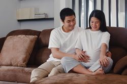 Em bé trong bụng cử động thế nào qua từng tháng thai kỳ?