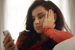 Vì sao lướt điện thoại nhiều mang lại cảm giác rệu rã?