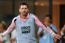 Đồng đội 21 năm trước giờ dẫn dắt Messi