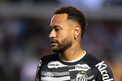Neymar bỏ tiền túi 'cứu' Santos