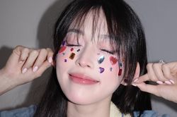 Gen Z đưa mốt đính đá lên mặt trở lại
