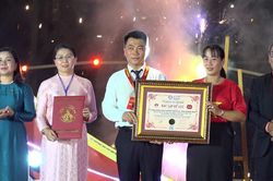 Mô hình 'Bản đồ Việt Nam được ghép từ 8.100 lá cờ Tổ quốc' xác lập Kỷ lục Việt Nam