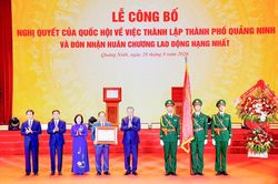 Tổng B&iacute; thư, Chủ tịch nước T&ocirc; L&acirc;m dự Lễ c&ocirc;ng bố tỉnh Quảng Ninh l&ecirc;n th&agrave;nh phố