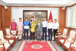 Thủ tướng L&ecirc; Minh Hưng tặng qu&agrave;, gửi gắm kỳ vọng tới ĐT Việt Nam
