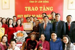 Lâm Đồng: Hai đảng viên được trao Huy hiệu 80 năm tuổi Đảng