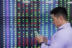 Chứng kho&aacute;n ng&agrave;y 28/8: D&ograve;ng tiền ph&acirc;n h&oacute;a mạnh, VN-Index tăng nhẹ