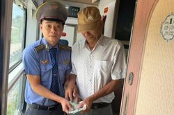 Hành khách nhận lại hơn 20 triệu đồng bỏ quên trên tàu SE4