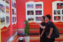 Triển lãm ảnh 'Rạng rỡ non sông Việt Nam'