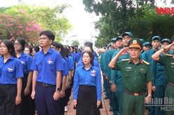 [Video] Xúc động Lễ chào cờ 'Tôi yêu Tổ quốc tôi' tại Công viên Lê Thị Riêng