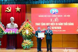 Trao Huy hiệu 35 năm tuổi Đảng tặng Thượng tướng L&ecirc; Quang Minh