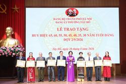H&agrave; Nội: Trao Huy hiệu Đảng tặng 183 đảng vi&ecirc;n phường T&acirc;y Hồ