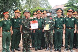 Qu&acirc;n đo&agrave;n 34 d&acirc;ng hương liệt sĩ v&agrave; tặng qu&agrave; lực lượng l&agrave;m nhiệm vụ tại C&ocirc;ng vi&ecirc;n L&ecirc; Thị Ri&ecirc;ng