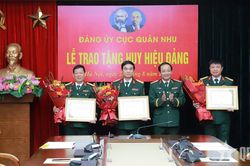 Trao Huy hiệu 35 năm, 30 năm tuổi Đảng tặng c&aacute;c đảng vi&ecirc;n thuộc Đảng bộ Cục Qu&acirc;n nhu