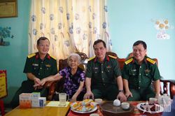 Binh đoàn 16 thăm, tặng quà Bà mẹ Việt Nam anh hùng Trần Thị Bảy