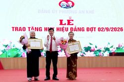 Trao Huy hiệu Đảng đợt 2-9 cho đảng viên