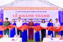 Bàn giao nhà tình nghĩa cho con đẻ của người hoạt động kháng chiến